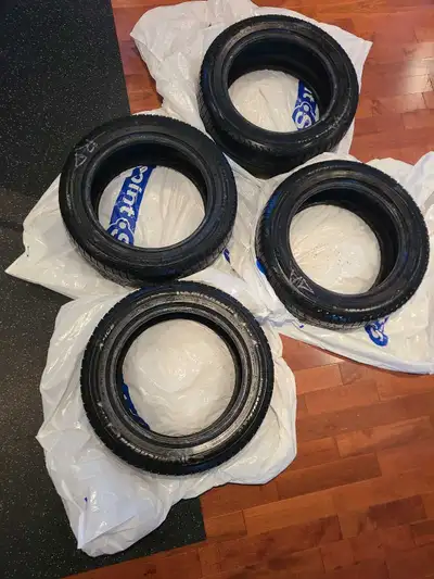 Pneus d'hiver USAGÉS, Michelin, X-Ice, 16po, 205 / 55R16, usure entre 4/16 et 5/16, parfait pour dép...