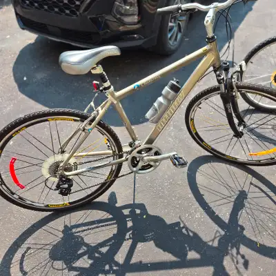 Vélo Infinity Chamonix 8 vitesses avec cadre en aluminium de 24 pouces, état neuf. Infinity Chamonix...