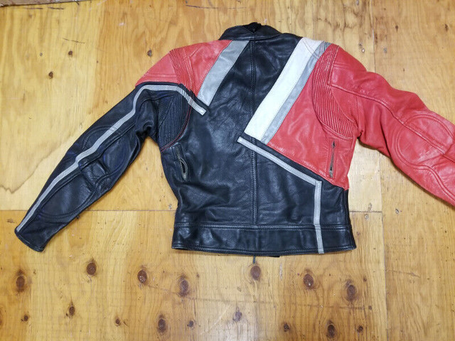 Women's Vintage Leather Motorcycle Jacket. size small in Women's - Tops & Outerwear in Oakville / Halton Region - Image 2