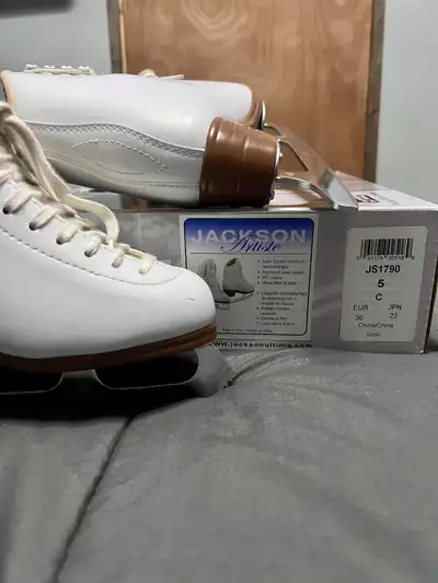Jackson Artiste Figure skates size 5C, View more