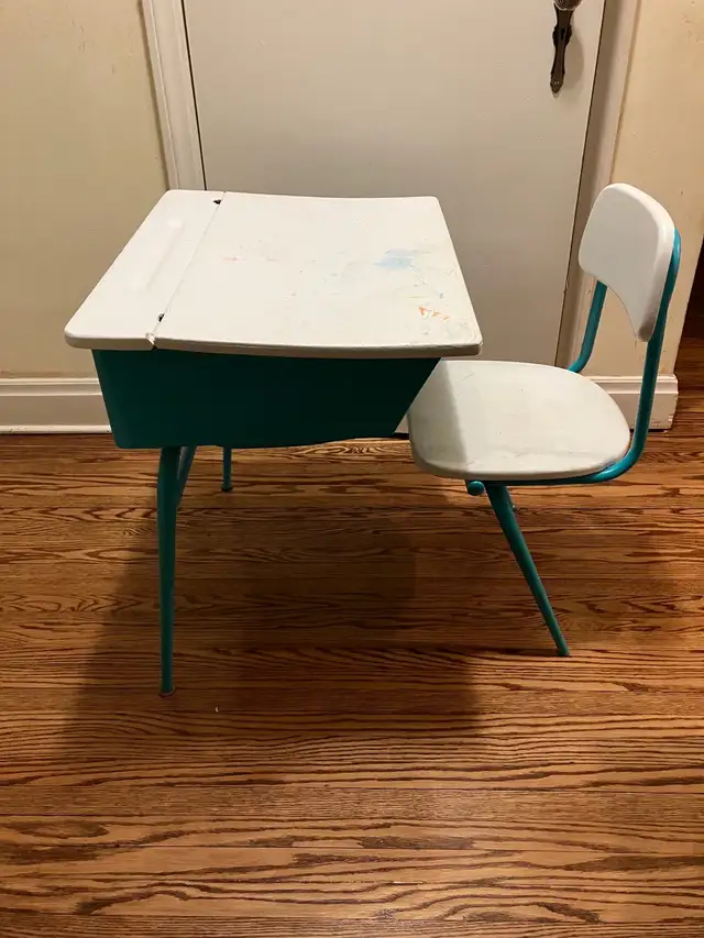 Vintage School Desk in Desks in Winnipeg - Image 2
