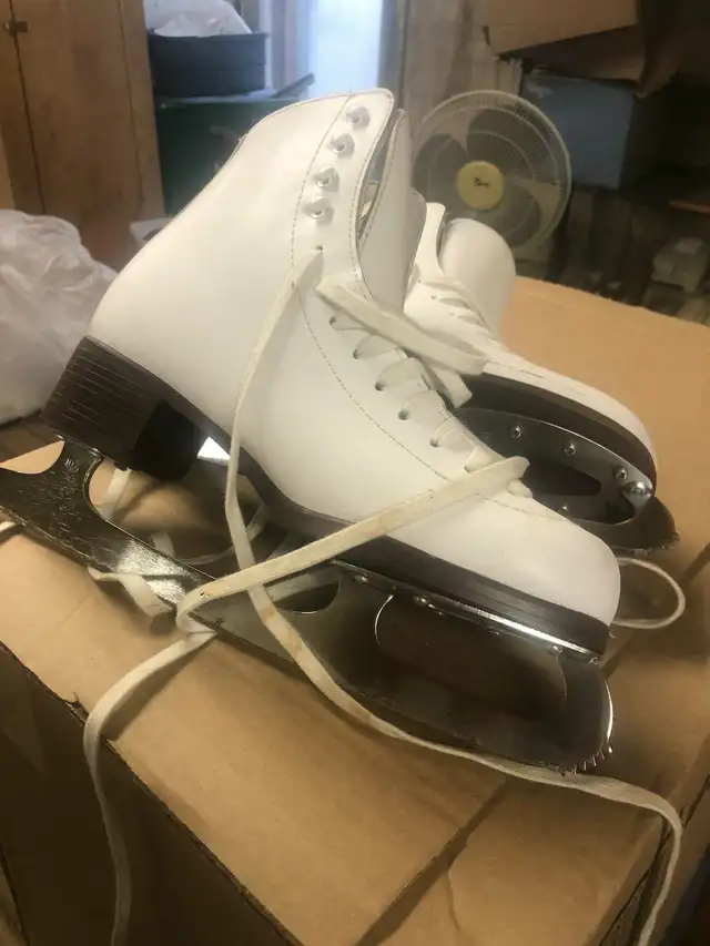 woman's size 8 skates in Skates & Blades in Kingston - Image 2