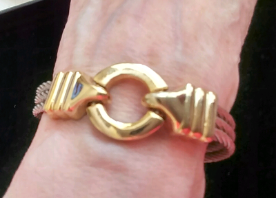 9  bracelets différents , View more