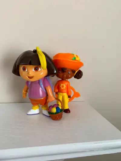 2 POUPÉES NEUVES DE 4"DE HAUT, DORA+ORANGE: $5.00 CHACUNE, View more