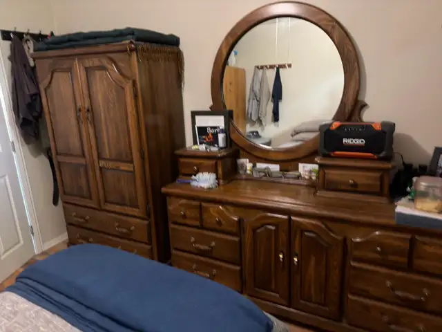 vintage 5 piece bedroom set  in Dressers & Wardrobes in Calgary - Image 2