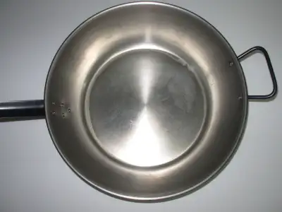 Poêle wok en acier épais et pouvant résister à un feu de bois ou sur un BBQ au propane. Mesure 37 cm...