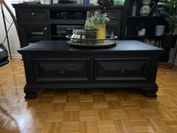 BEAUTIFUL WOODEN COFFE TABLE WITH DRAWERS & ON WHEELS!64520005051522120
