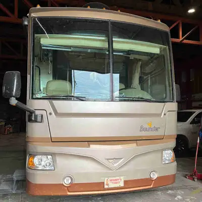 38,000 km 2007 Fleetwood bounder purchase new in Calgary for $220,000 like new condition 403-540-786...