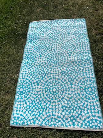 Indoor outdoor reversible rug 36” x 62”, blue/white in Other in Mississauga / Peel Region - Image 2