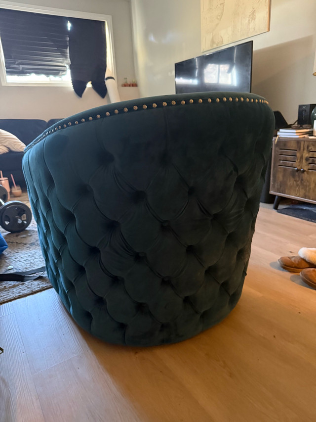 Large Accent Chair in Chairs & Recliners in Trenton - Image 3