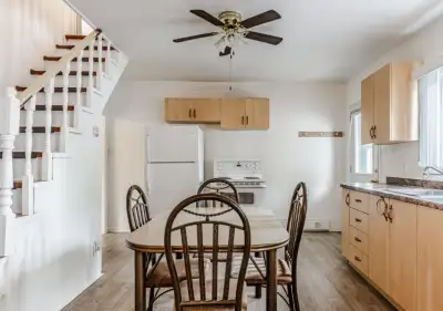 Beau logement, 3 ½ entièrement Rénové sur 2étages avec un espace bureau situé à 15 min L’UQTR et du...