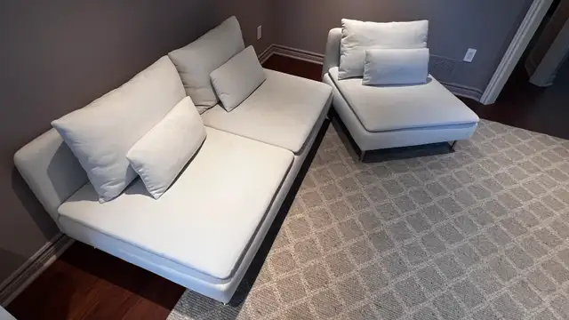 Modern White Sofa in Couches & Futons in Oakville / Halton Region - Image 6