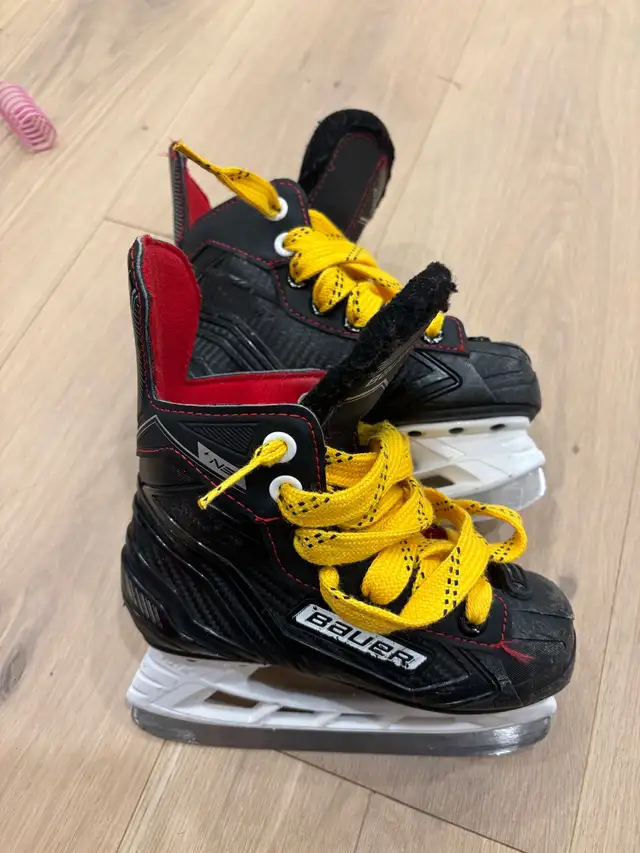 Bauer Youth 10 Y10 hockey skates in Skates & Blades in Oakville / Halton Region - Image 3