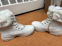 Women's Ugg White Winter boots- NEW