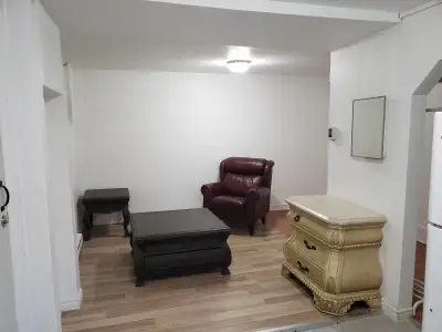 2 1/2 Basement Studio open room near PLaza Cotes Des Neiges