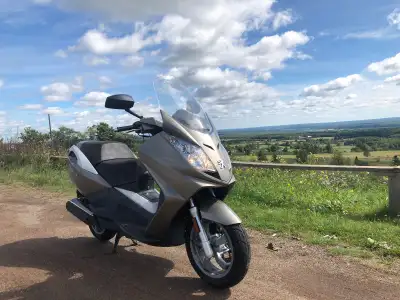 This 125cc scooter can do 110 kph. Most 250cc scooters can't do that! It’s a 2009 with less than 3,0...