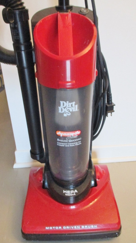 Dirt Devil Dynamite Plus Bagless Lightweight Upright Vacuum dans Aspirateurs  à Ville de Montréal - Image 2