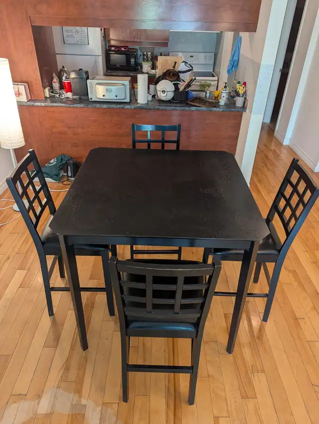 Dining table and chairs | Table à manger et les chaises62863739270531122