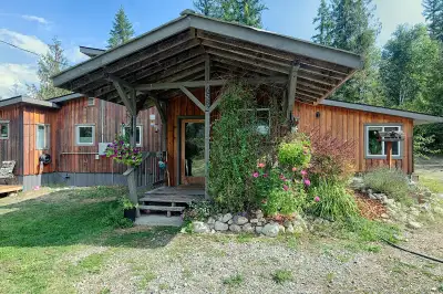 3 bedroom house in Winlaw/Appledale BC, steps to the historic rail trail, Slocan River access, close...