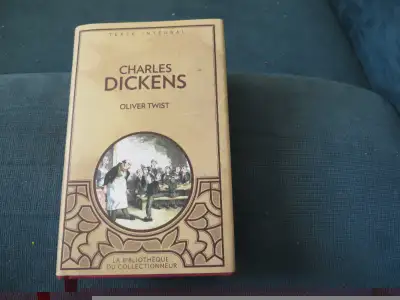 Littérature. Roman de Charles Dickens. Titre ; - Oliver Twist. 634 pages. Avec Franche Dorée. 15.00$...