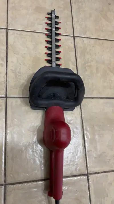 Little Wonder electric hedge trimmer It’s a durable tool commonly used by professional landscapers....
