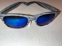 Sunglasses/lunettes de soleil 