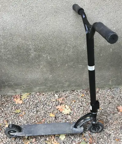 High quality, smooth riding scooter from MADD. Ninja model with 4" board. New ones retail for $250+