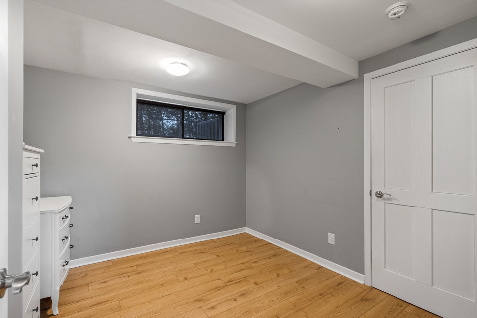Modern Legal 2-Bedroom Basement – Near GO & Beaches 5