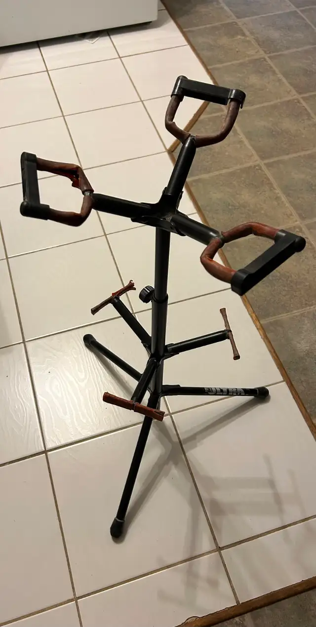 Folding guitar stand for sell in Guitars in Mississauga / Peel Region - Image 2