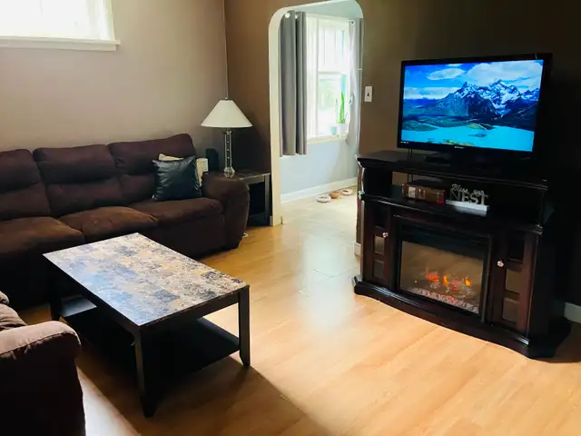 Cute house in great neighbourhood with a park like yard .