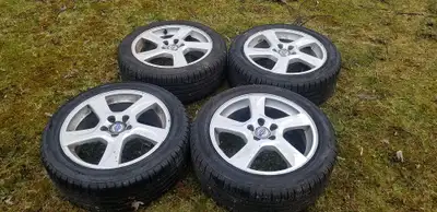 Ces pneus, posés sur une Volvo, ont roulé seulement un été 4 pneus Nokian montés sur jantes: Nokian...