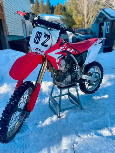 Crf 150r 2018 grande roue tres bonne condition moto fiable 1 seul proprio , frein arrière neuf sproc...