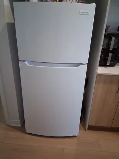 Réfrigérateur de marque Frigidaire de 18 pi3 / 18" Fridge, View more
