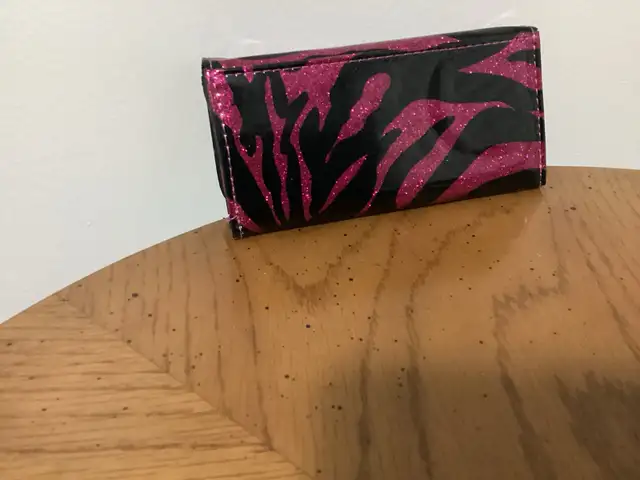 Tiger print Wallet in Bags & Luggage in Mississauga / Peel Region - Image 6