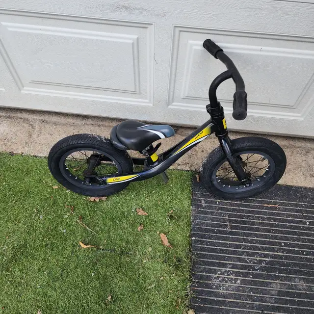 Giant glider bike black yellow adjustable seat in Kids in Oakville / Halton Region - Image 5