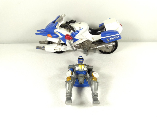 2005 Power Rangers SPD Blue SPD Patrol Cycle w/ Action Figure in Arts & Collectibles in Moncton - Image 2