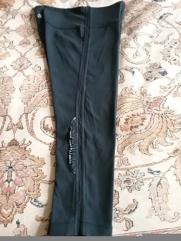 Lululemon Wunder Under Crop Ruffle Black in Women's - Bottoms in City of Toronto - Image 9