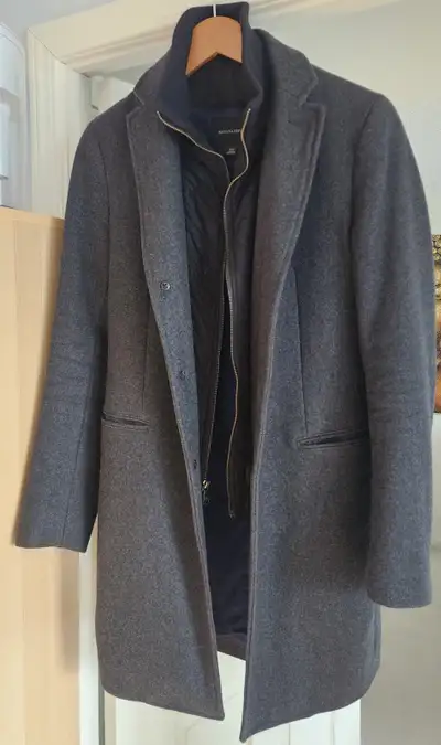Banana Republic Men's Trench Coat. No stain, no tear, no smell. Will suit slim, slender or lean body...