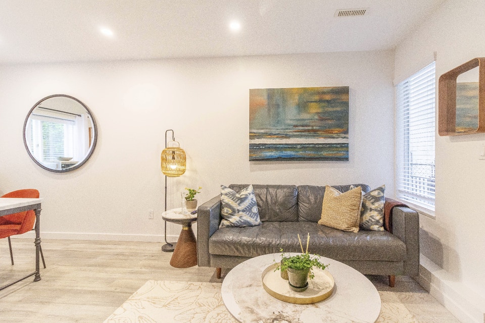 Private One Bedroom Garden Suite - Capitol Hill in North Burnaby 4