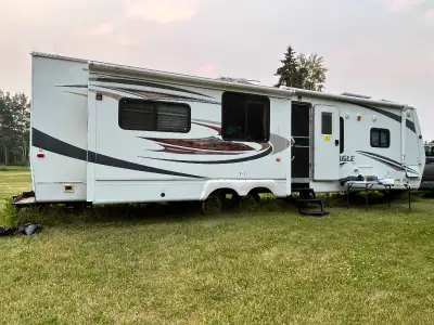 Selling a 2012 Jayce Eagle pull behind Travel Trailer. 33 feet in length. It has 3 Slide-outs, 700 W...