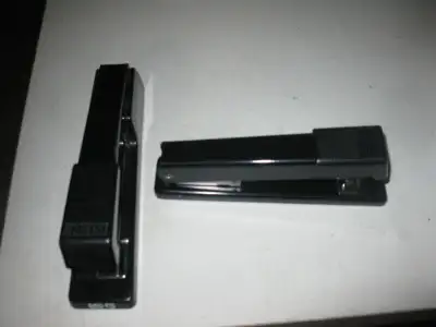 2 Bonnes Brocheuses. 5.00$ / 2. Bonne condition. Voir autres annoncews pour Article Bureau / Ecole.