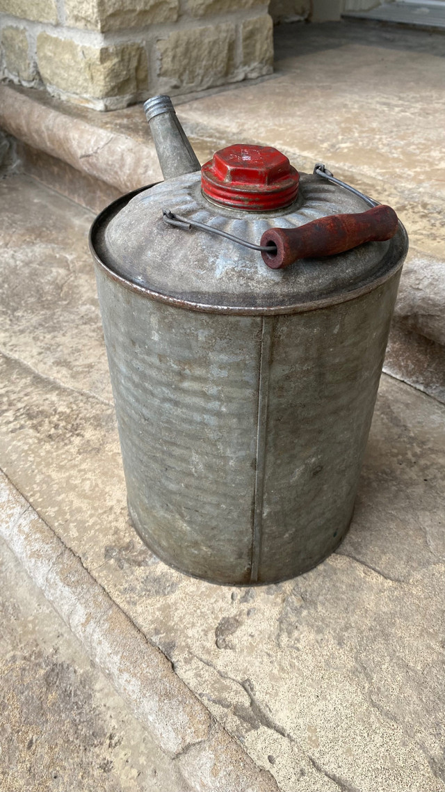 Vintage Galvanized Metal Gas Can in Arts & Collectibles in Ottawa - Image 2