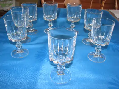 8 coupes a vin $8.00 8 verres à vin sans pieds neufs $25.00 2 très grandes coupes à vin Neuves $6.00