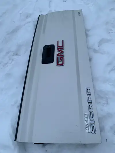 2014 - 2018 Chevy Silverado GMC Sierra Tailgate Assembly - Pearl white in colour - includes backup c...