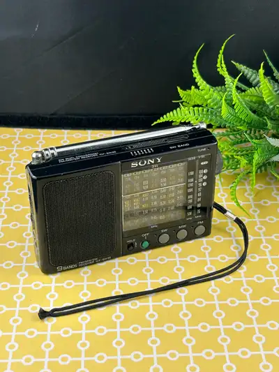 Radio Sony Icf-sw20 9 Bands FM/MW/SW Receiver with Case.  Works, View more