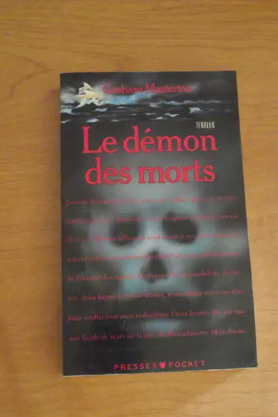 Un village paisible au bord de la mer, non loin de Salem, la ville des sorcières. La femme de John T...