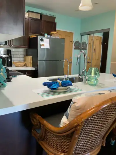 Smaller,quiet building. Spacious 1 bedroom plus den in quiet secure building. Engineered hardwood an...