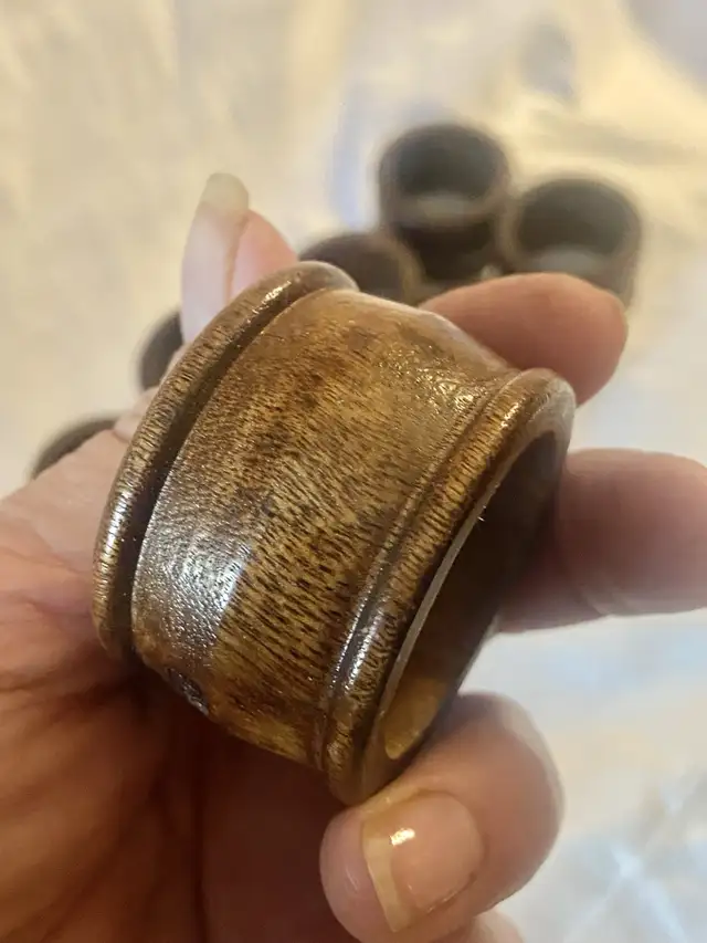 8 Vintage Wooden Napkin Rings in Kitchen & Dining Wares in Oshawa / Durham Region - Image 3