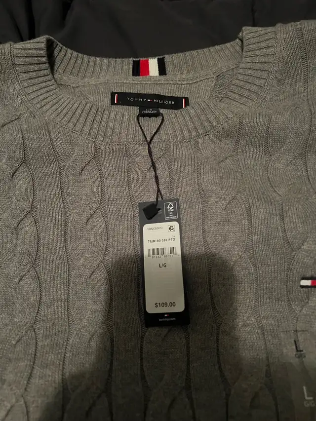 Men’s Tommy Hilfiger Crewneck in Men's in Oshawa / Durham Region - Image 4