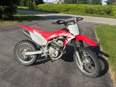 2020 Honda crf 250f 4200$ obo. Very meticulously maintained and taken care of, starts up with no iss...